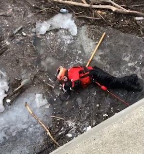 Nhay xuong song bang giai cuu cho con mac ket hinh anh