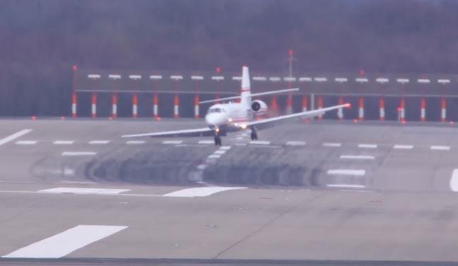 May bay 'vat lon' voi gio lon, suyt vang ra khoi duong bang hinh anh