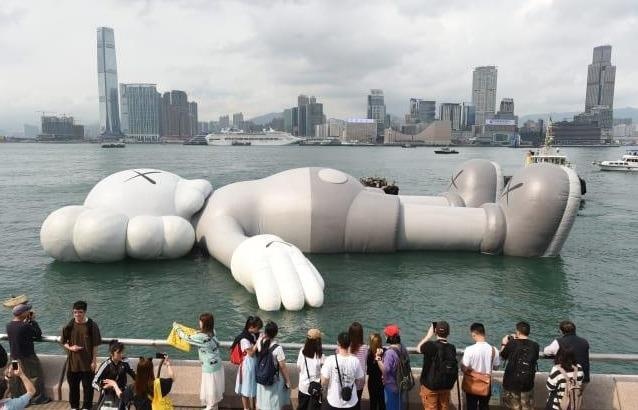 Tac pham nghe thuat khong lo noi tren cang o Hong Kong hinh anh