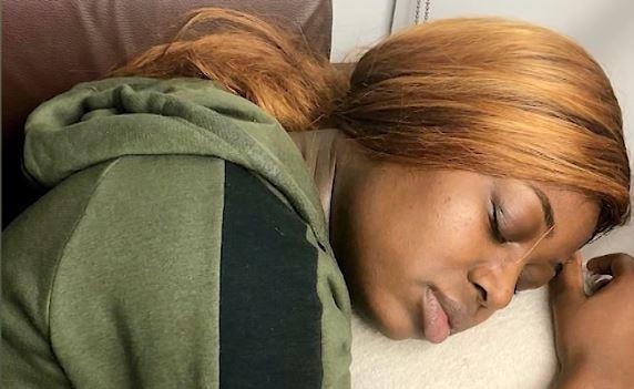 Nu sinh mac benh 'nguoi dep ngu' khong den lop do ngu 22 tieng/ngay hinh anh