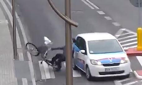 Tai xe oto dam thang vao ong cu dang di xe dap qua duong hinh anh