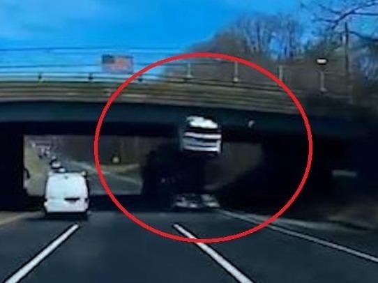 Xe chuyen cho 'qua kho' lam vo oto moi khi qua gam cau hinh anh