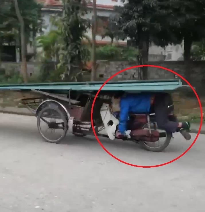 Xe may cho ton kieu khong giong ai khien nguoi xem ron toc gay hinh anh