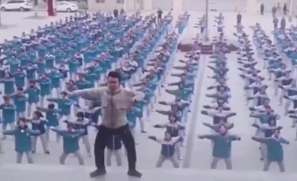 Thay giao Trung Quoc noi tieng sau man nhay salsa voi hon 400 hoc sinh hinh anh