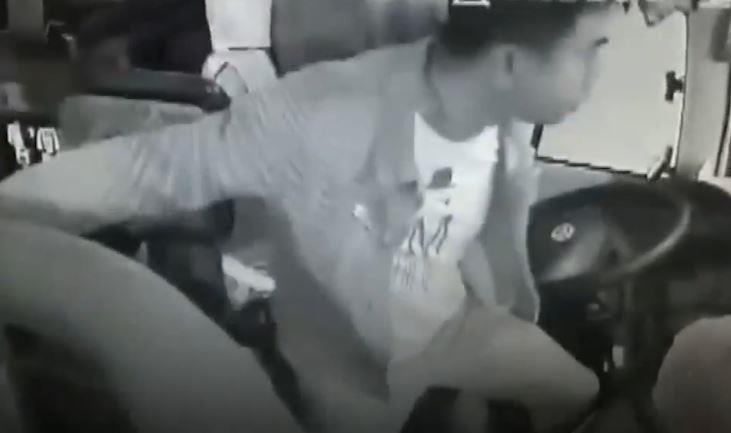 Tai xe xe buyt len con co giat, khach nam nhanh tay cuu nguy nhu phim hinh anh