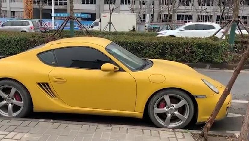 Sieu xe Porsche Cayman S bi 'bo quen' ben duong nua nam hinh anh