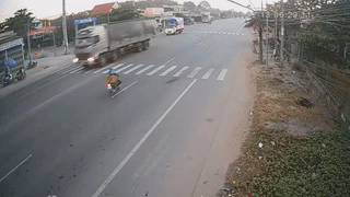 Tai xe thoat chet kho tin khi bi oto khach dam nat xe hinh anh