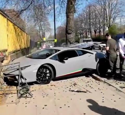 Mat lai khi lai thu sieu xe tai xe nhan cai ket tham hinh anh