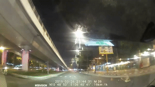 Xe may chay nguoc chieu tat ngang dau oto suyt bi dam hinh anh