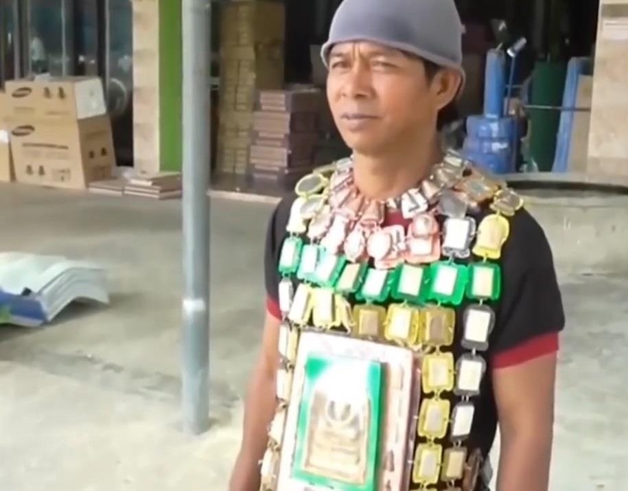 Nguoi dan ong Thai Lan deo hang chuc mat Phat ra duong cho may man hinh anh