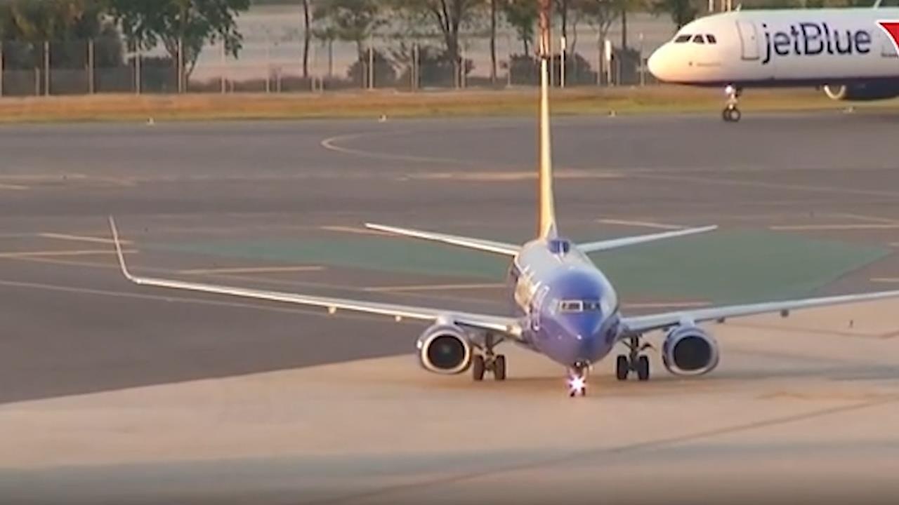 Bay di cat, 737 MAX 8 lai phai ha canh khan cap vi loi dong co hinh anh