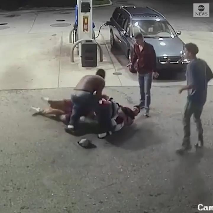 Cuop cam sung vao cay xang bi danh hoi dong hinh anh