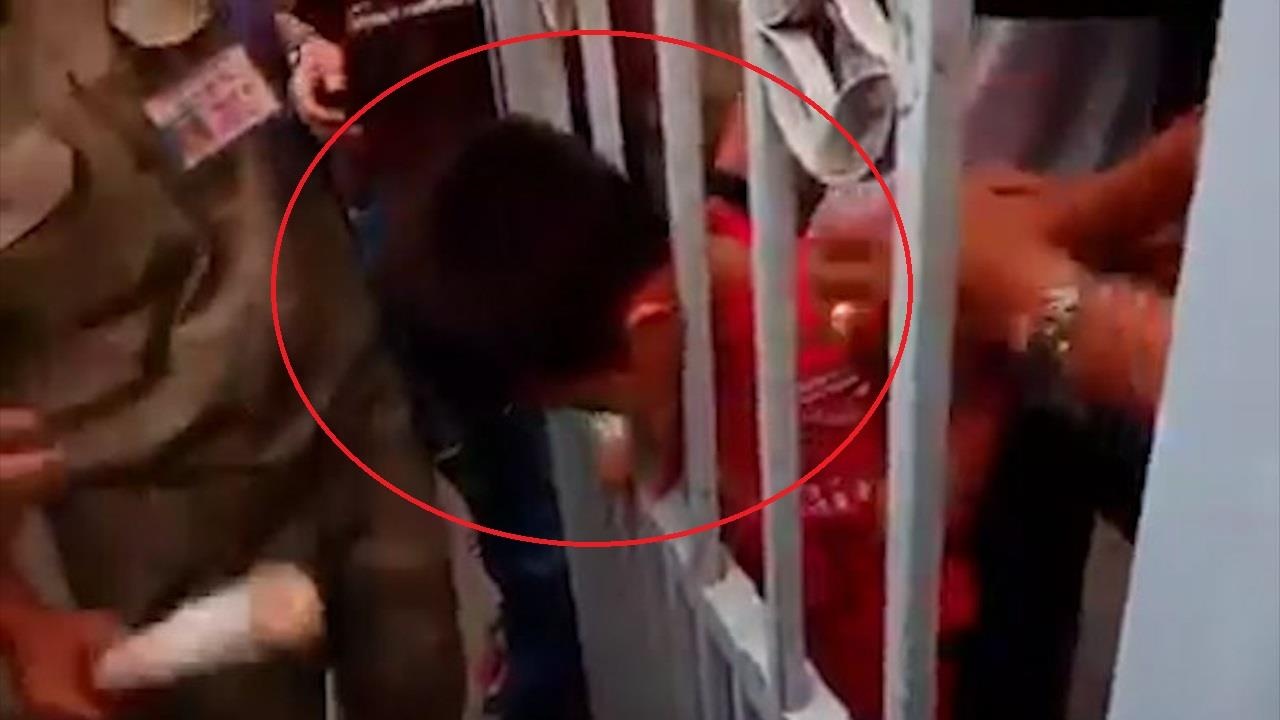 Giai phap bat ngo de cuu be trai bi ket dau vao cong sat hinh anh