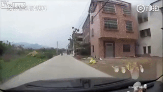 Doi dau xe oto, nguoi di xe may lon vong ve phia truoc hinh anh