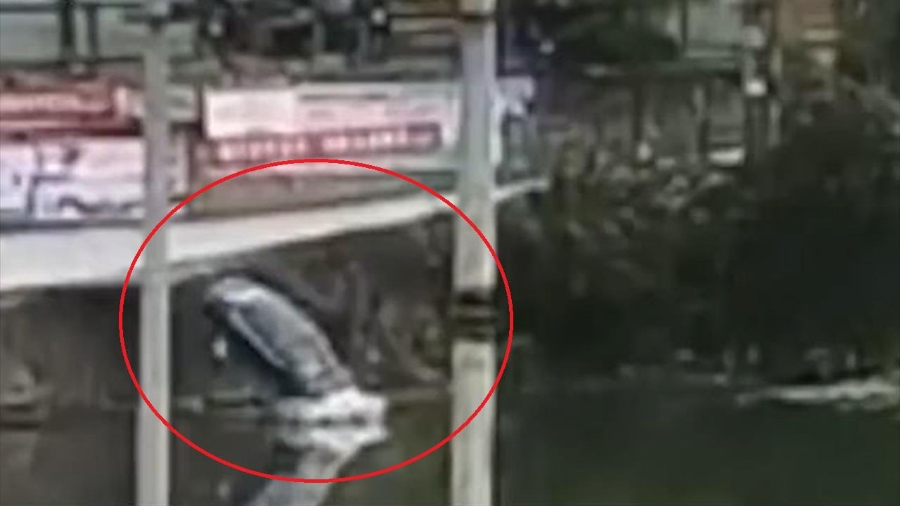 Tai xe dap nham chan ga, oto bay thang xuong song hinh anh