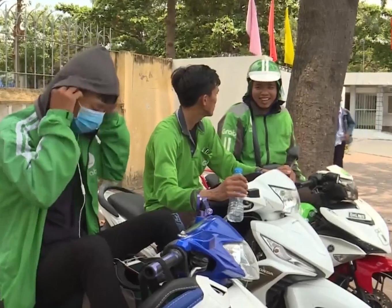 Cu nhan, sinh vien chay xe om cong nghe: Kha on hay dang lo? hinh anh