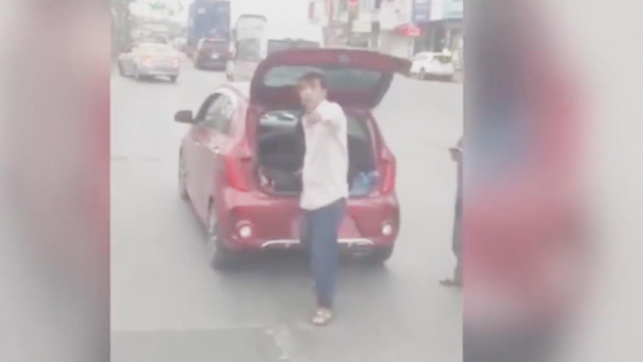 Va cham giao thong, nguoi dan ong cam gach nem vo kinh xe tai hinh anh