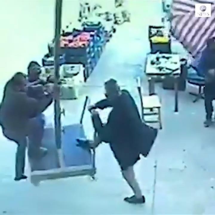 Nguoi dan ong bi keo khoi mat dat boi con gio manh hinh anh