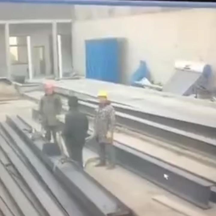 Can cau sap, hai cong nhan bi mac ket hinh anh