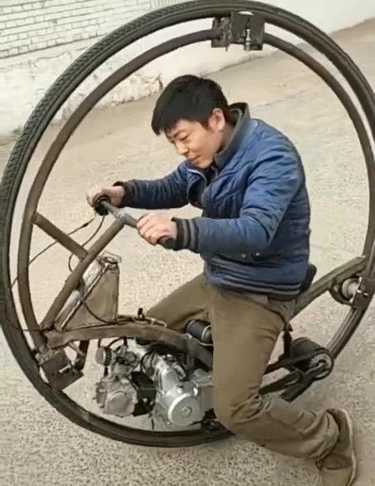 Che xe mot banh doc nhu trong phim chi bang dong co xe may hinh anh