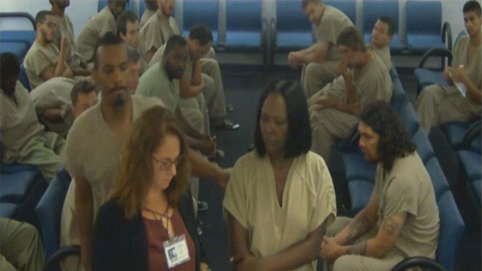 My: Tu nhan dam vao dau luat su khi dang cho xet xu hinh anh