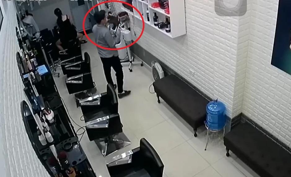 Nguoi phu nu bi trom tui xach ngay sau lung khi goi dau cho khach hinh anh