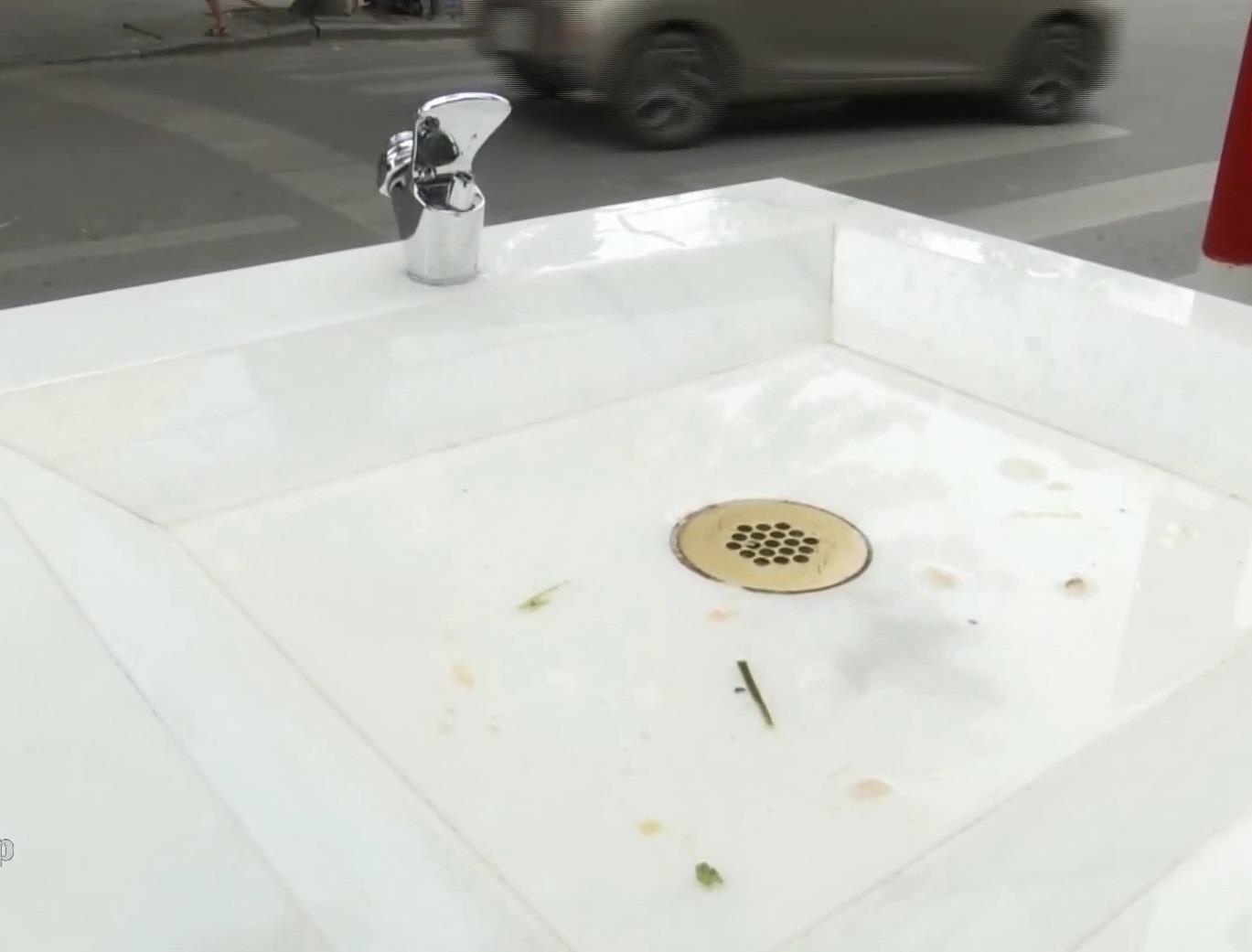 Tru nuoc sach o Ha Noi bi boi ban sau khi dua vao su dung hinh anh