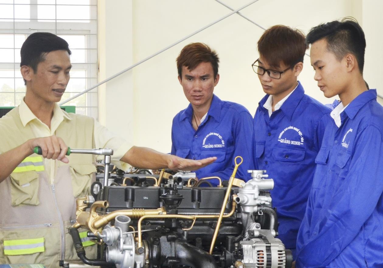 Hoc cao dang tu lop 10 hinh anh