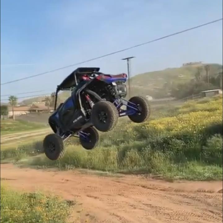 Thu vi tay dua 10 tuoi lai xe drift va nhay rat chuyen nghiep hinh anh