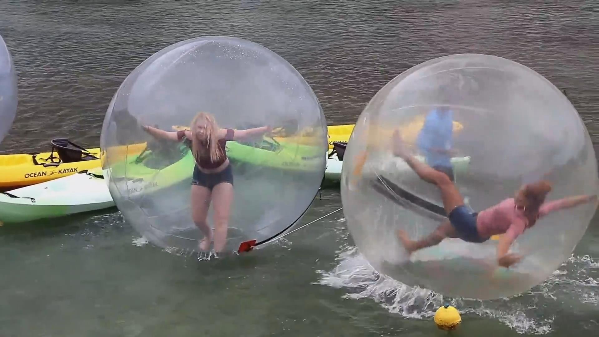 Vui nhon tro chay tren mat nuoc voi qua bong khong lo hinh anh