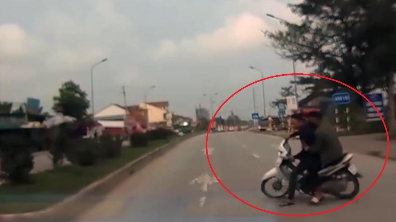 Xe may suyt bi oto tong khi quay dau xe de tranh CSGT hinh anh