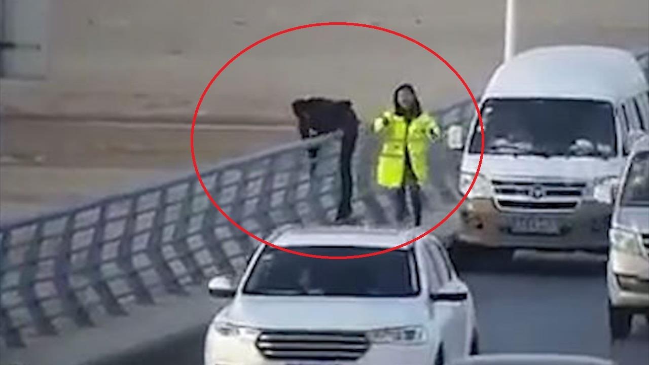 Nu nhan vien nam tay cuu nguoi di duong Trung Quoc nhay cau tu tu hinh anh