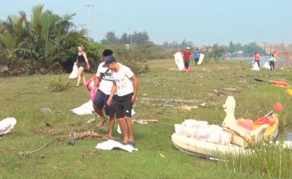 Hang tram du khach bo tien thue thuyen Kayak vot rac tai Hoi An hinh anh