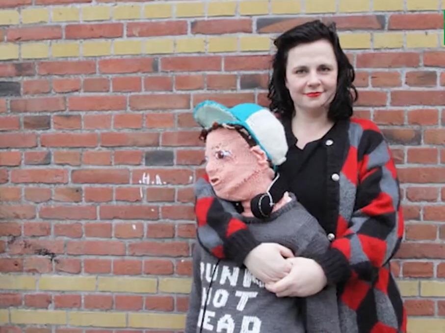 Nguoi me dan hinh nom con trai bang len khien nhieu nguoi xuc dong hinh anh