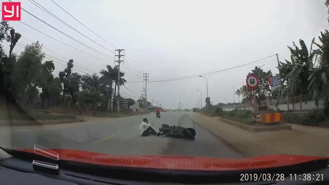 Sang duong bat can, co gai gay tai nan cho nguoi di sau hinh anh