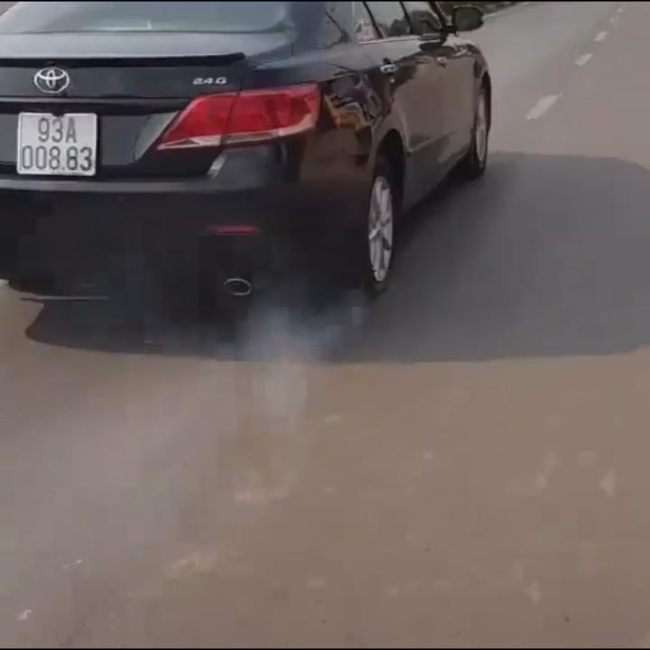 Hai huoc oto bi thung lop boc khoi van chay tren duong hinh anh