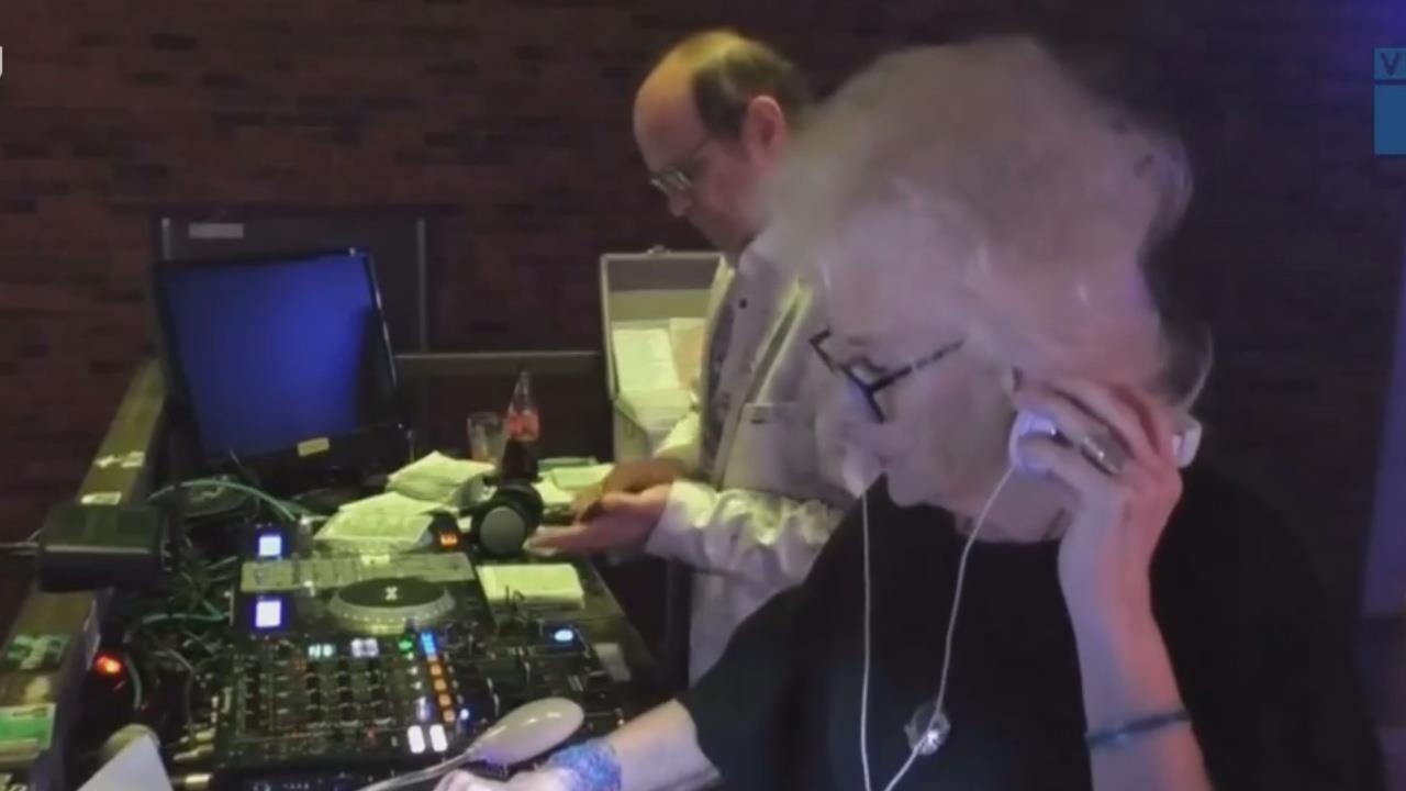 Cu ba Ba Lan 80 tuoi van lam DJ nhac soi dong hinh anh