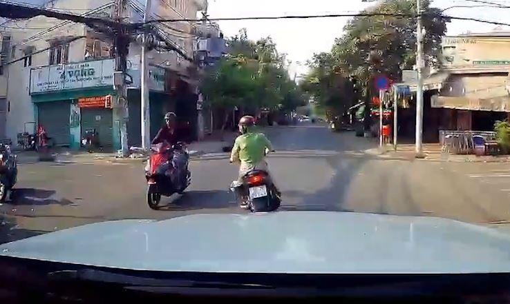 Nu tai xe danh vong, lien tuc lan lan truoc dau oto hinh anh