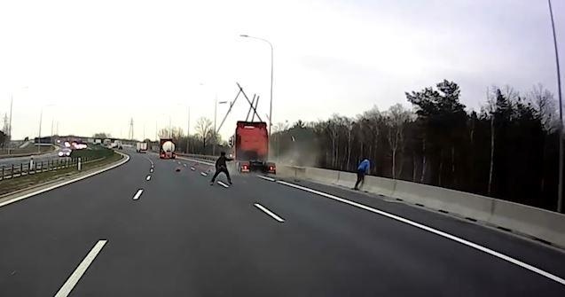 Container dam thang vao xe tai dau ben duong hinh anh