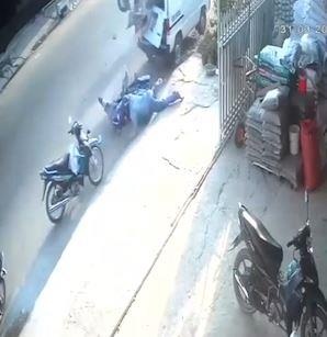 Xe may dam nat duoi oto dau ben duong hinh anh