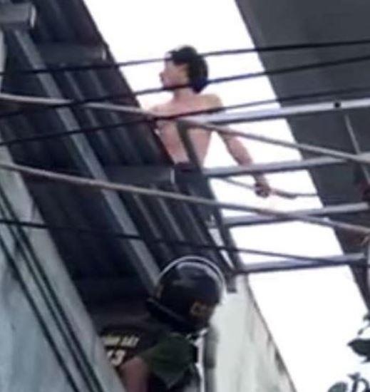 Vay bat thanh nien nghi ngao da leo len noc nha co thu hinh anh