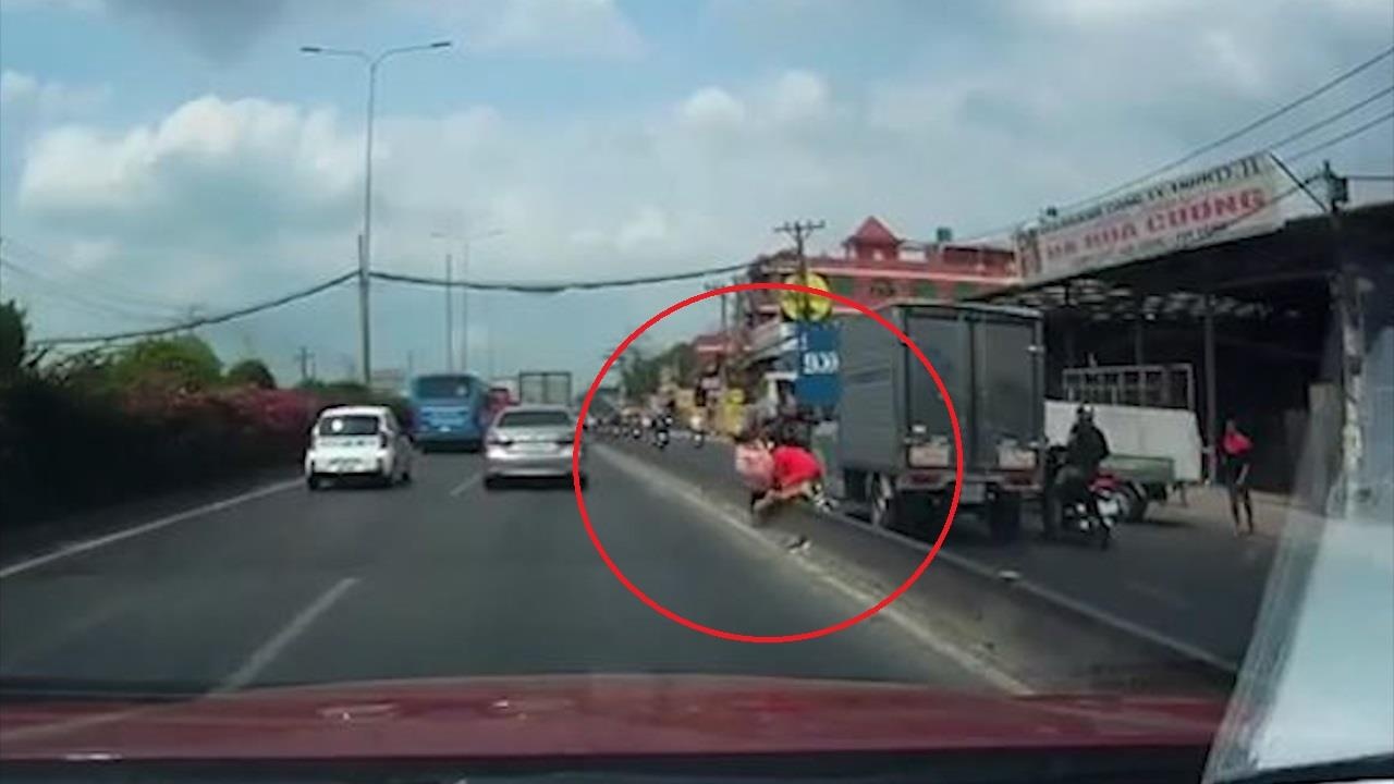 Suyt mat mang khi xe dap nga qua con luon hinh anh