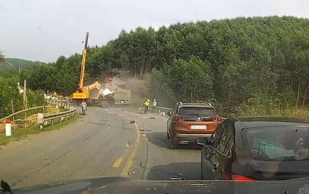 Xe tai dam thang vao xe can cau dang cuu nan container hinh anh