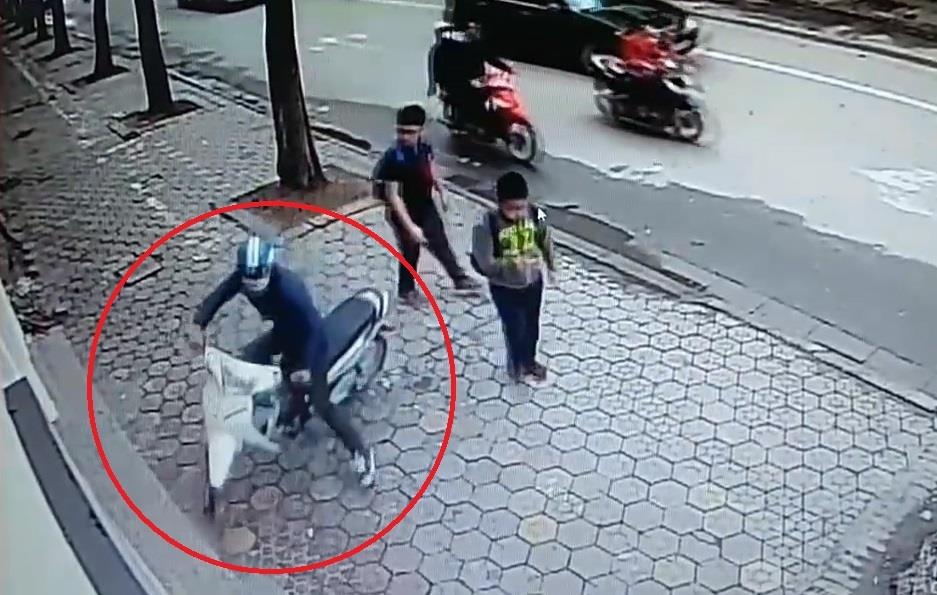 Trom xe may tao ton giua pho dong nguoi o Ha Noi hinh anh