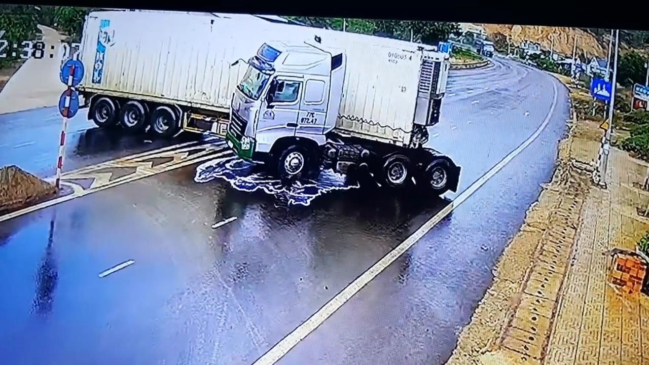 Phanh gap duoi troi mua, container truot dai xoay ngang giua duong hinh anh