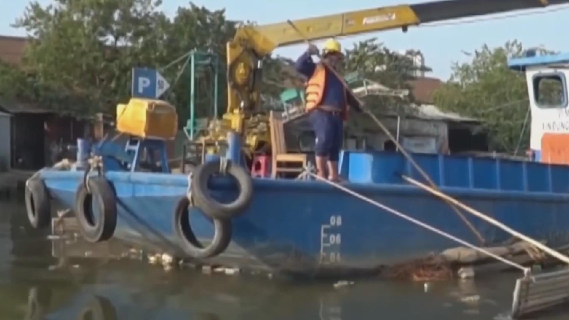 Cong nhan vot hang chuc tan rac duoi kenh moi ngay hinh anh