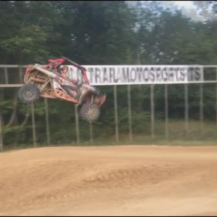 Xe dua tiep dat hong, lon 1 vong roi tro lai tren duong dua hinh anh