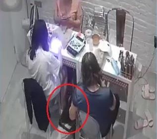 Nguoi phu nu trom do nhanh nhu chop trong tiem lam dep hinh anh