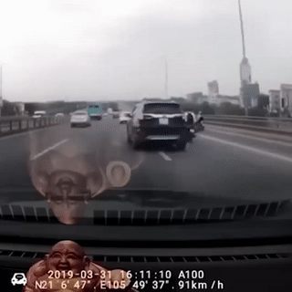 Oto chay voi toc do cao quet nga xe may ngay tren duong hinh anh