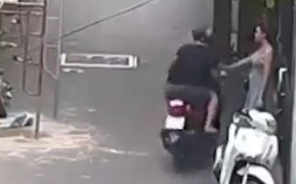 Co gai bi hai thanh nien di xe may giat tui xach trong chop mat hinh anh